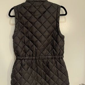 Athleta women’s primaloft puffer vest with cinched waist. XS black